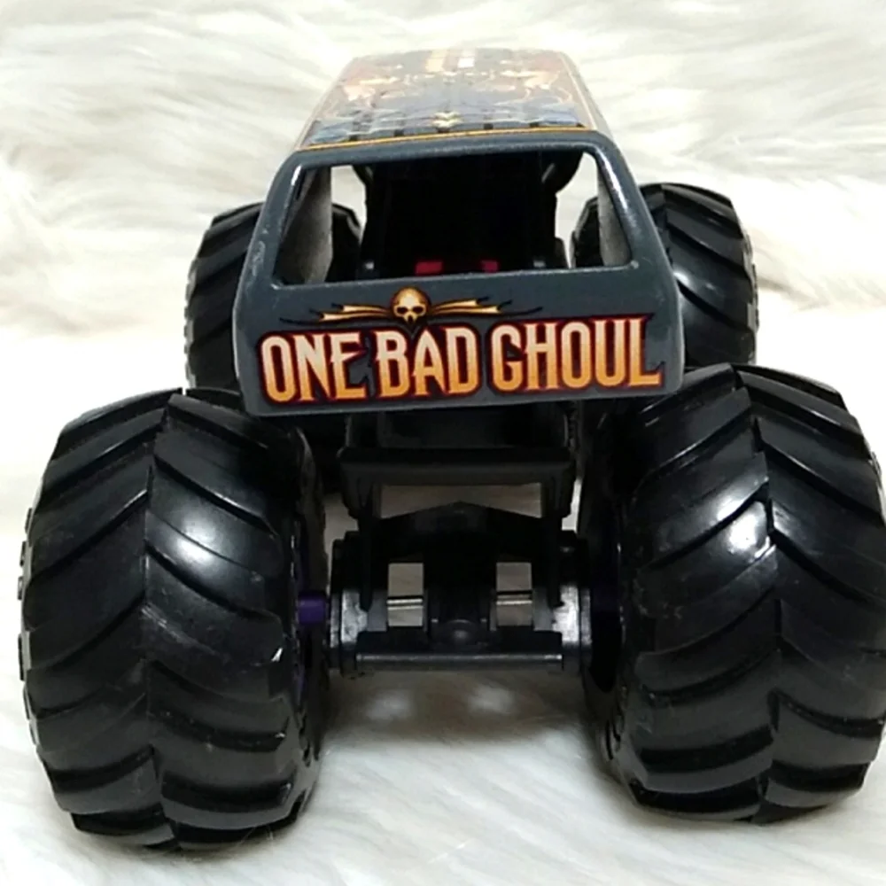 One Bad Ghoul 2018 Mattel Hot Wheels Monster Truck Metal Top Scale 1/24